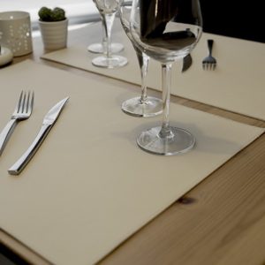 set de table simili cuir beige basic